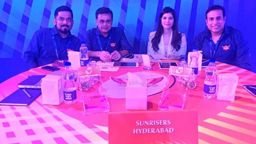  சென்னையில் நடைபெற்ற ஐ.பி.எல் ஏலத்தின்போதே, சன்ரைசரஸ் அணிக்காக கலந்து கொண்ட காவியா மாறனின் புகைப்படங்கள் இணையத்தில் வைரலாகின.