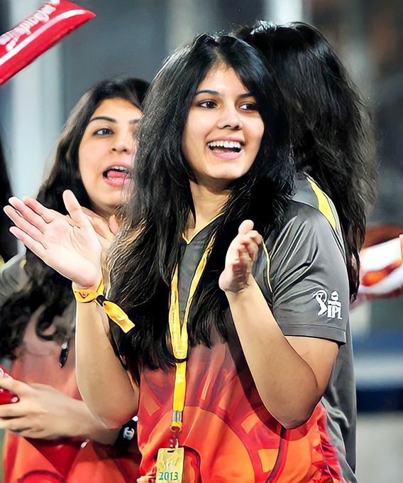  சன்ரைசர்ஸ் அணியின் உரிமையாளரான அவர், வீரர்கள் அடிக்கும் பவுண்டரிக்கும், சிக்சர்களுக்கும் கைத்தட்டி உற்சாகப்படுத்தினார்.