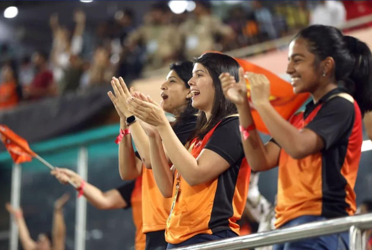  முதல் போட்டி த்ரில்லர் முடிவை நோக்கி சென்றதால், பார்வையாளர்கள் மாடத்தில் இருந்த காவியாவும் பரபரப்பாக காணப்பட்டார்.