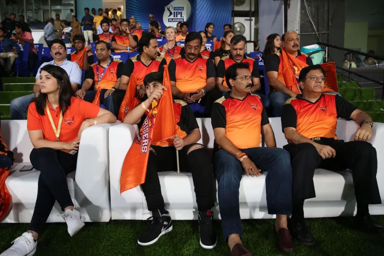  காவியா மாறனின் க்யூட் ஸ்மைல், அவரின் Singnature Style என நெட்டிசன்கள் புகழ்கின்றனர்