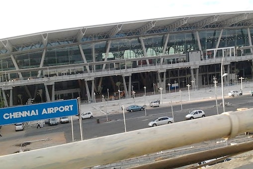 Chennai Airport : சென்னை விமான நிலையத்தில் காத்திருந்து பயணிக்கும் வட
