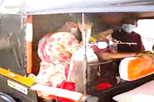 மருத்துவமனையில் படுக்கை இல்லாததால் ஆட்டோவிலேயே கொரோனாவுக்கு சிகிச்சை பெறும் பெண்