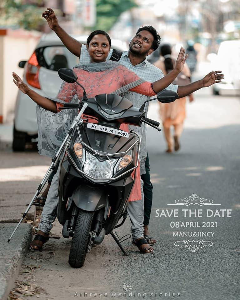 இந்நிலையில் கண் பார்வையற்ற தம்பதிகள் போல வித்தியாசமான முறையில் ப்ரீ வெட்டிங் போட்டோ ஷூட்டை மனு,ஜின்சி தம்பதியினர் செய்துள்ளனர். இந்நிலையில் கண் பார்வையற்ற தம்பதிகள் போல வித்தியாசமான முறையில் ப்ரீ வெட்டிங் போட்டோ ஷூட்டை மனு,ஜின்சி தம்பதியினர் செய்துள்ளனர்.