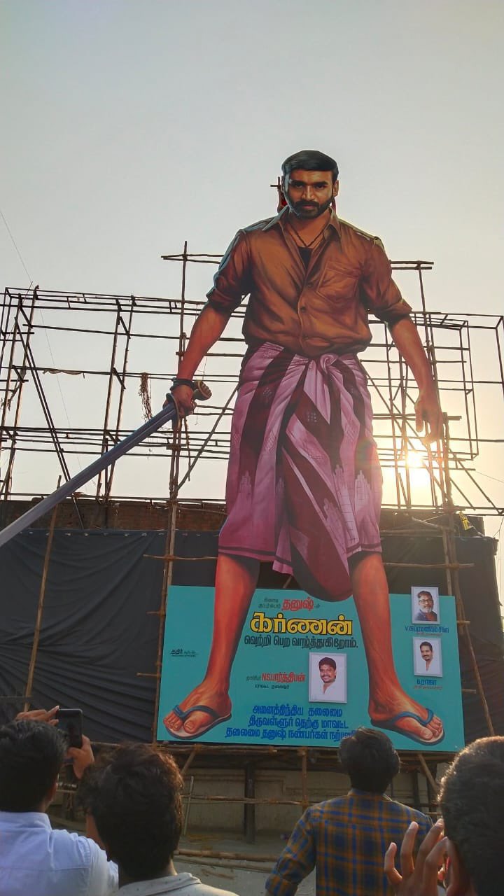 படத்தின் இயக்குநர், தயாரிப்பாளர், இசையமைப்பாளர் உள்பட கர்ணன் படக்குழு சென்னை கோயம்பேட்டில் உள்ள திரையரங்கில் முதல்காட்சியை ரசிகர்களுடன் கண்டுகளித்தனர். படத்தின் இயக்குநர், தயாரிப்பாளர், இசையமைப்பாளர் உள்பட கர்ணன் படக்குழு சென்னை கோயம்பேட்டில் உள்ள திரையரங்கில் முதல்காட்சியை ரசிகர்களுடன் கண்டுகளித்தனர்.