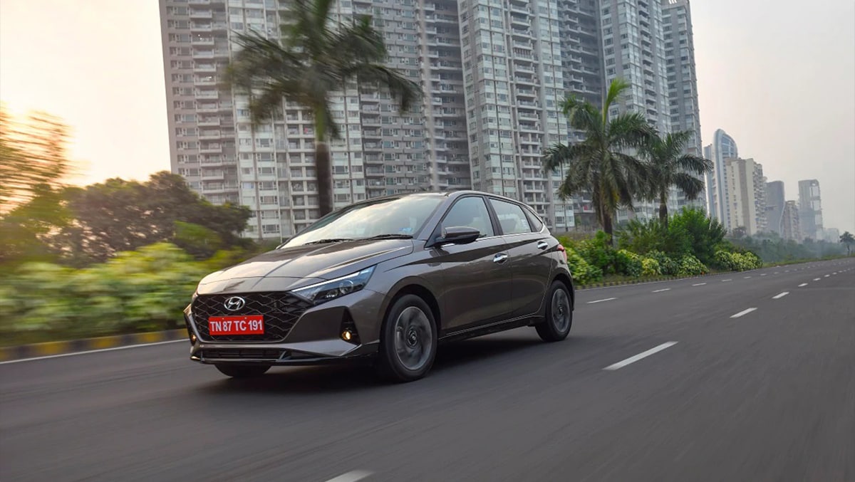  நாட்டின் இரண்டாவது பெரிய கார் தயாரிப்பு நிறுவனமான ஹூண்டாய் மோட்டார் இந்தியாவுக்கு (Hyundai Motor) மார்ச் மாதத்தில் உள்நாட்டு விற்பனை 100 சதவீதம் அதிகரித்து காணப்பட்டது. அதாவது மொத்தம் 52,600 யூனிட்டுகள் விற்பனையாகியுள்ளது. கடந்த ஆண்டு இதே மாதத்தில் 26,300 யூனிட்டுகள் விற்பனை செய்யப்பட்டன. அதேபோல ஏற்றுமதி 101 சதவீதம் அதிகரித்து 12,021 யூனிட்டுகளாக அதிகரித்துள்ளது.