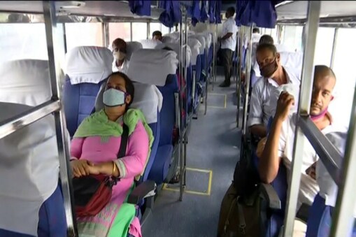 இரவு ஊரடங்கு அமலாவதால் பகலிலேயே இயக்கப்படும் அரசு விரைவு பேருந்துகள் -  கோவையில் வெறிச்சோடிய பேருந்துகள்!