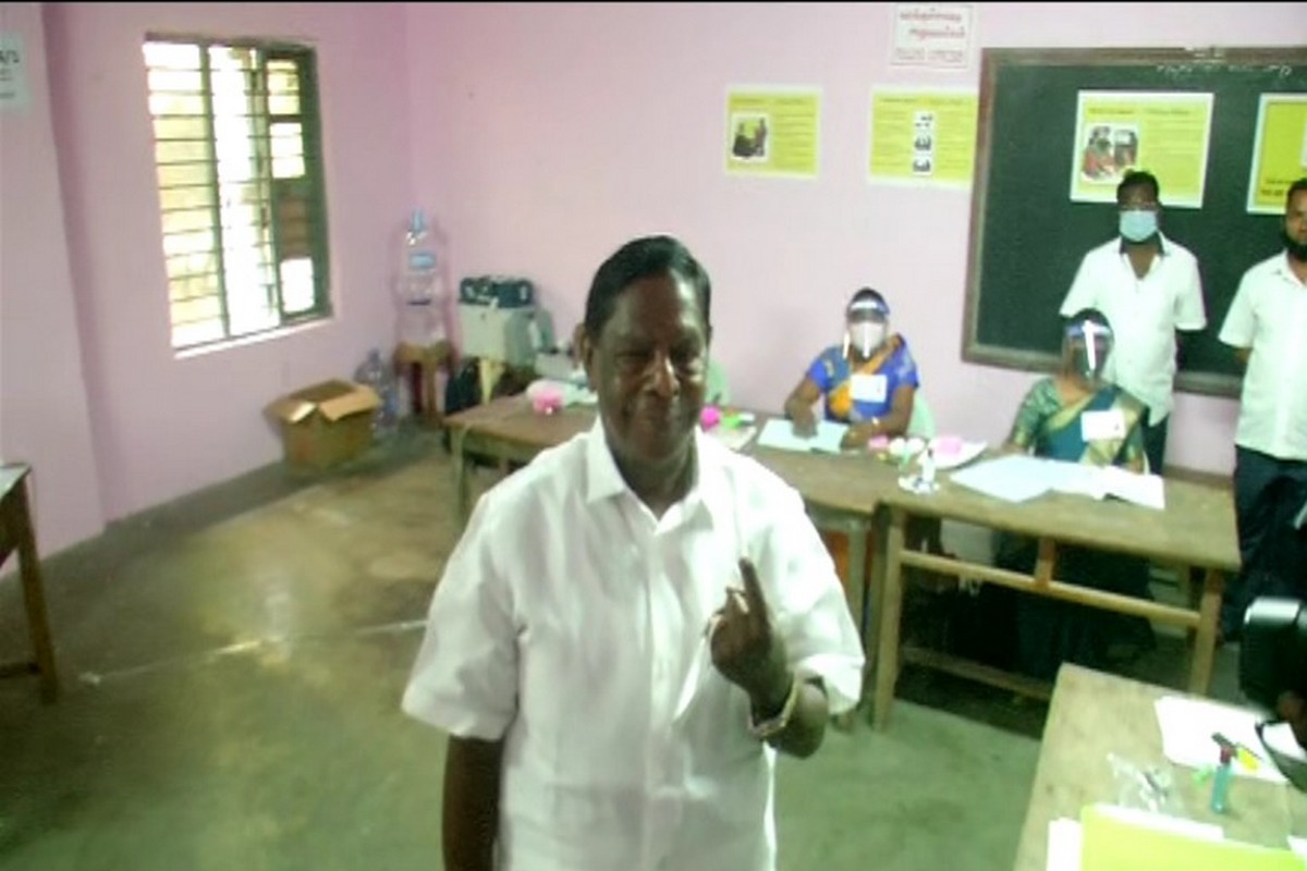 புதுச்சேரி முன்னாள் முதலமைச்சர் நாராயணசாமி வாக்களித்தார்