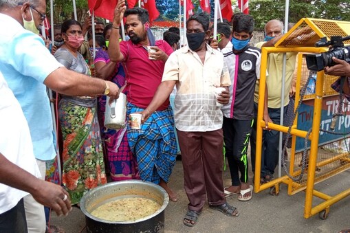 வேலை இழந்த சுமை தூக்கும் தொழிலாளர்கள் கஞ்சித் தொட்டி திறந்து போராட்டம்