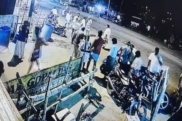 மதுவாங்க காத்திருந்தபோது தகராறு.. இளைஞருக்கு கத்திக்குத்து