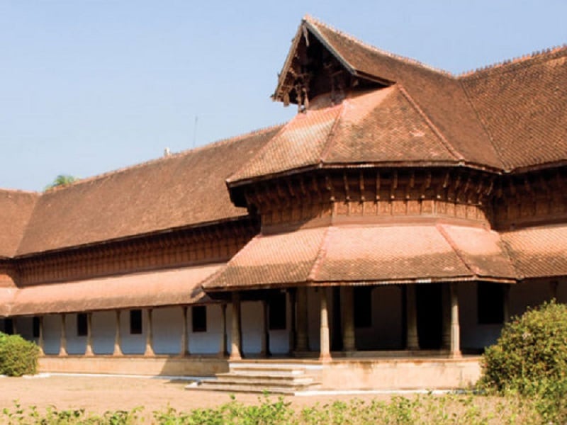* Horse Mansion எனப்படும் குதிரை மாளிகை நிச்சயமாக பார்க்க வேண்டிய இடம். இந்த மாளிகையின் கூரை 22 மர குதிரைகளுடன் செதுக்கப்பட்டுள்ளதால் இதற்கு இந்த பெயர் சூட்டப்பட்டுள்ளது. * Horse Mansion எனப்படும் குதிரை மாளிகை நிச்சயமாக பார்க்க வேண்டிய இடம். இந்த மாளிகையின் கூரை 22 மர குதிரைகளுடன் செதுக்கப்பட்டுள்ளதால் இதற்கு இந்த பெயர் சூட்டப்பட்டுள்ளது.