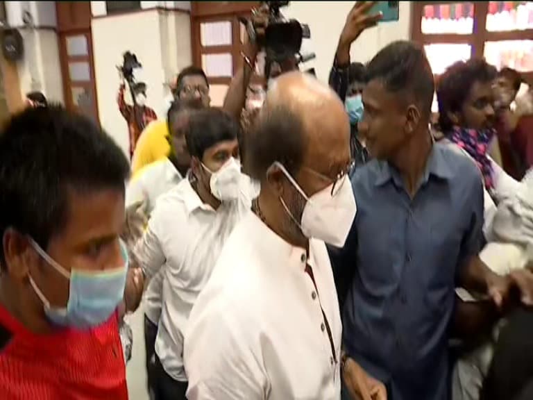 வாக்குப்பதிவு தொடங்கியவுடன், ஸ்டெல்லா மேரீஸ் கல்லூரி வாக்குச் சாவடிக்கு வருகை தந்த ரஜினி. தனது வாக்கைப் பதிவு செய்தார். வாக்குப்பதிவு தொடங்கியவுடன், ஸ்டெல்லா மேரீஸ் கல்லூரி வாக்குச் சாவடிக்கு வருகை தந்த ரஜினி. தனது வாக்கைப் பதிவு செய்தார்.