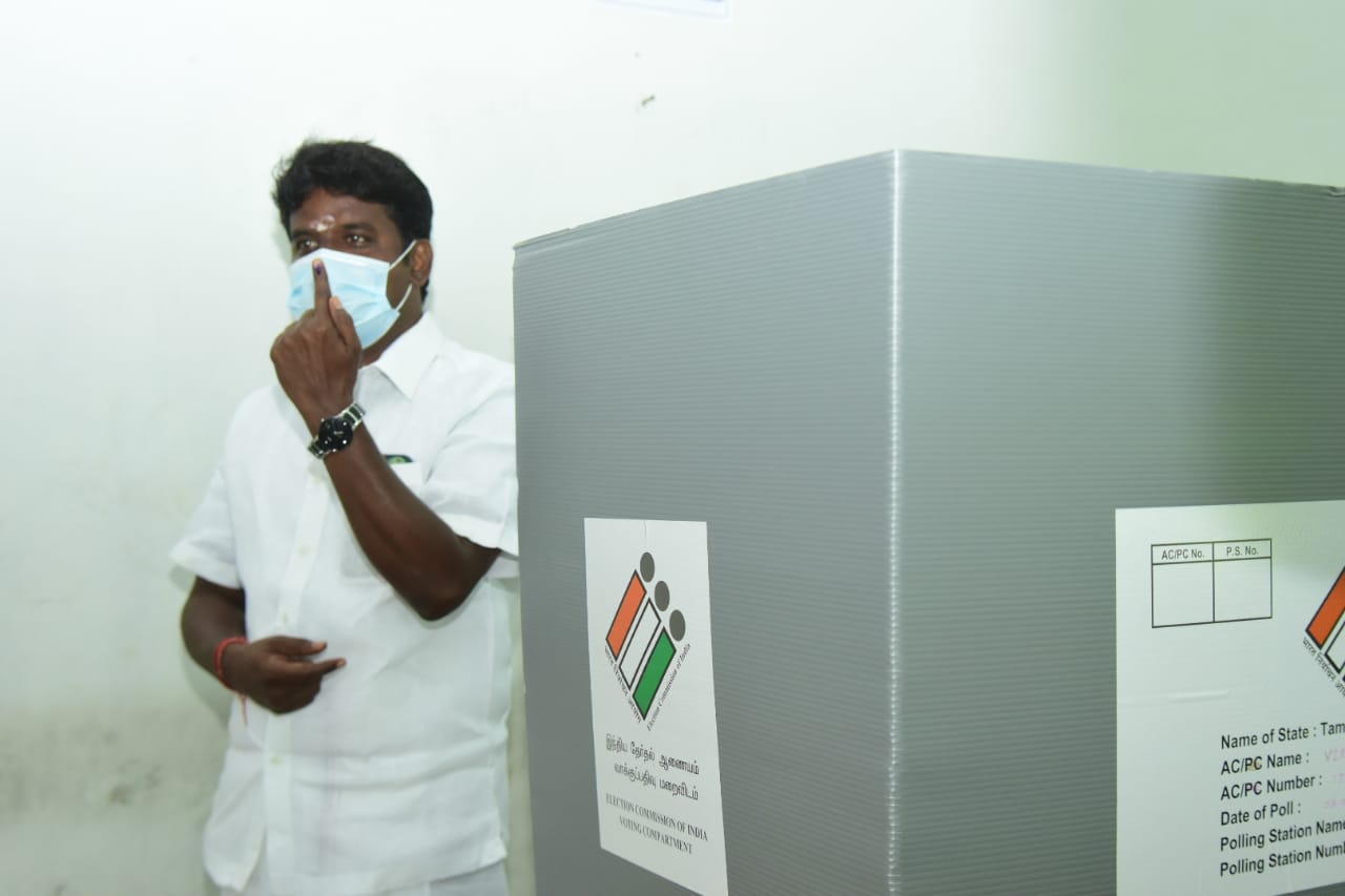 இலுப்பூர் அரசு பெண்கள் பள்ளியில் சுகாதார துறை அமைச்சர் விஜயபாஸ்கர் தனது மனைவியுடன் தனது வாக்கை பதிவு செய்தார் . இலுப்பூர் அரசு பெண்கள் பள்ளியில் சுகாதார துறை அமைச்சர் விஜயபாஸ்கர் தனது மனைவியுடன் தனது வாக்கை பதிவு செய்தார் .