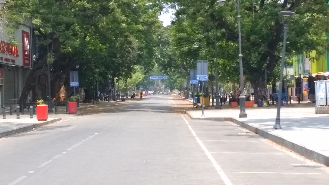  சென்னையில், பரபரப்பாக காணக்கூடிய, பல முக்கிய சாலைகள் வாகன போக்குவரத்து இன்றி வெறிச்சோடின.