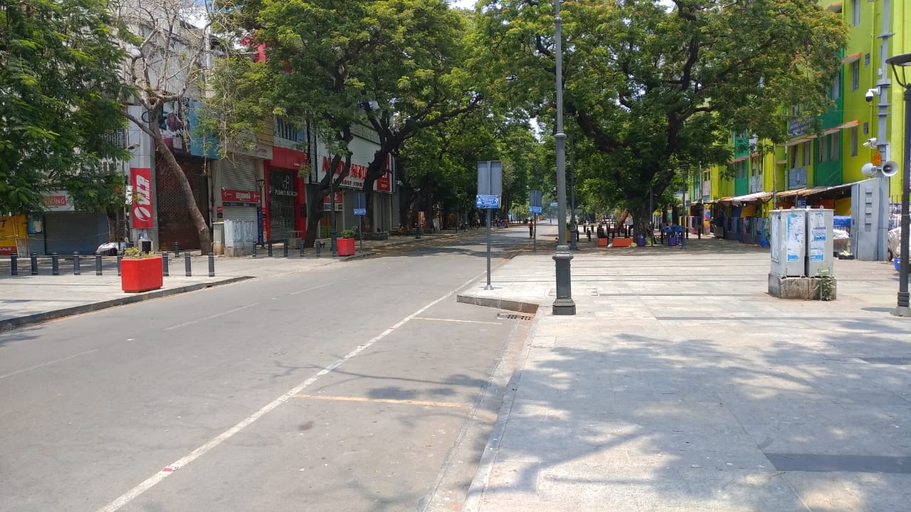  முழு ஊரடங்கு அமலுக்கு வந்ததால் வெறிசோடி காணப்படும் சாலைகள் (இடம்: சென்னை)