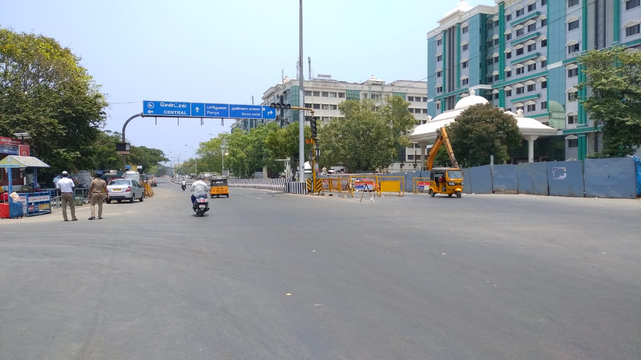  முழு ஊரடங்கு அமலுக்கு வந்ததால் வெறிசோடி காணப்படும் சாலைகள் (இடம்: சென்னை)
