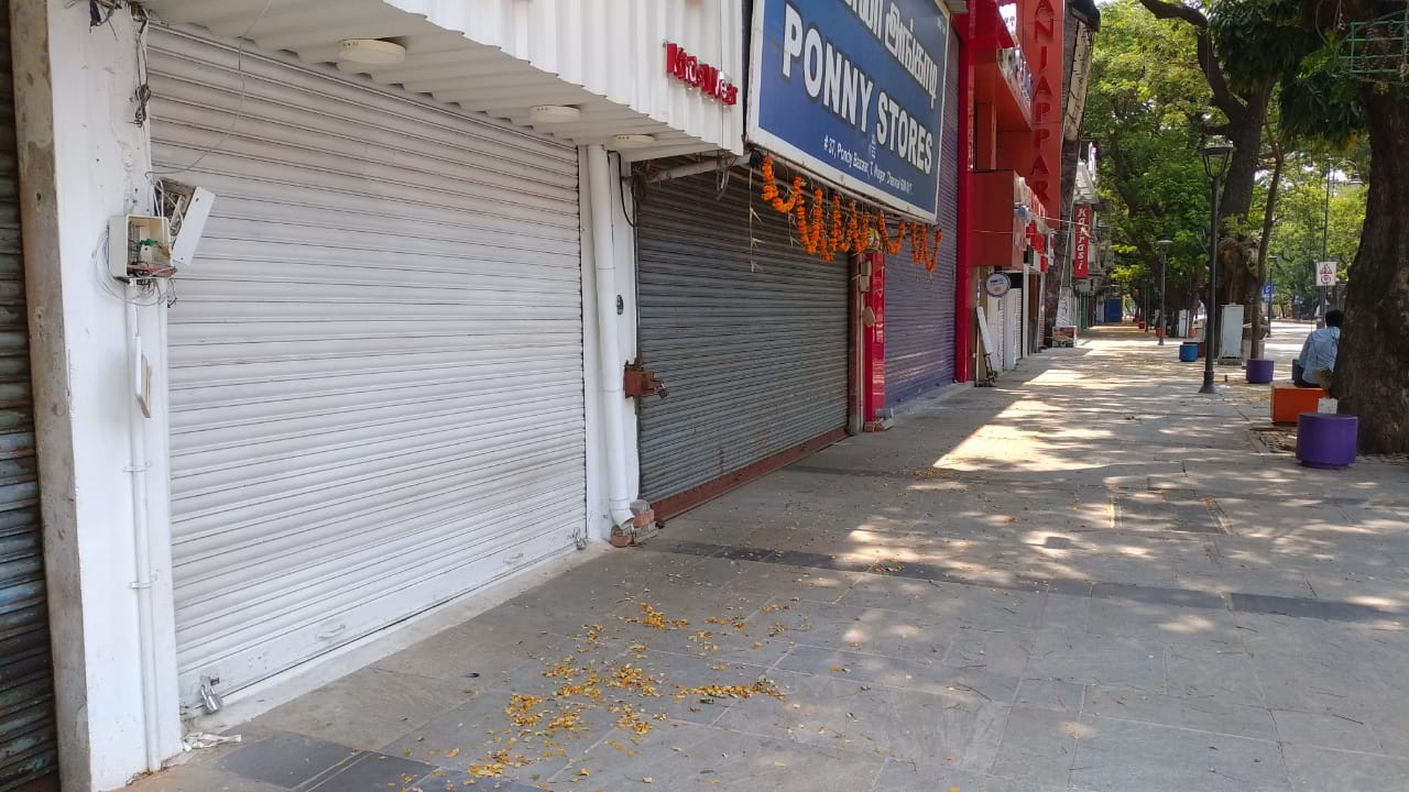  முழு ஊரடங்கு அமலுக்கு வந்ததால் வெறிசோடி காணப்படும் சாலைகள் (இடம்: சென்னை)