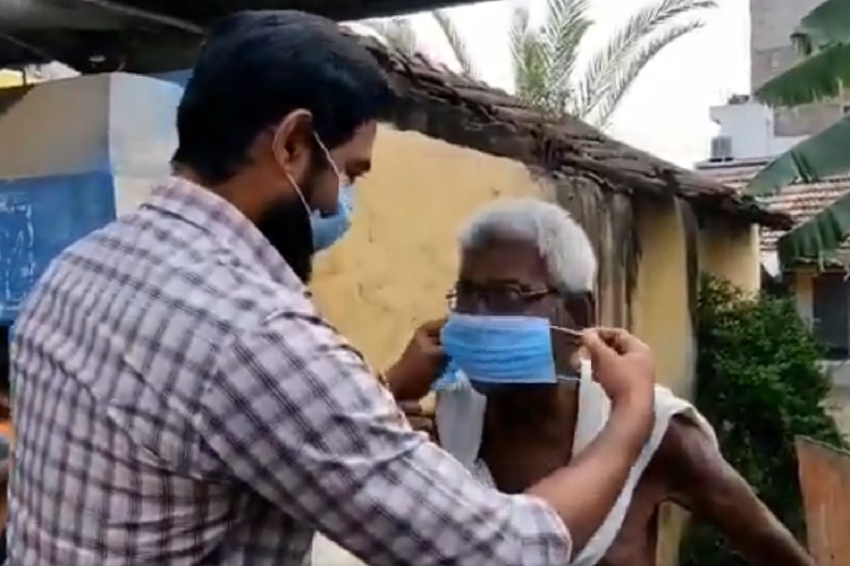 கொரோனாவை தடுக்க தெருவில் இறங்கி மாஸ்க் கொடுக்கும் பிக்பாஸ் ஆரி