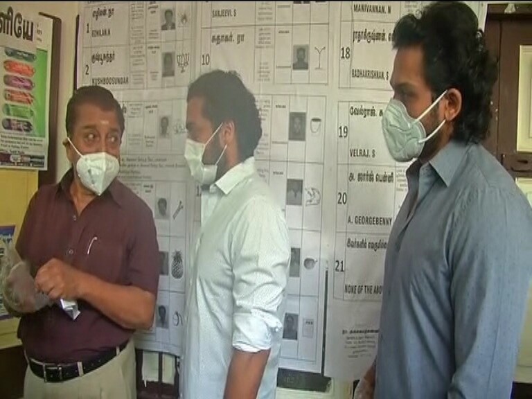 தியாகராயநகர் வாக்குச்சாவடியில் நடிகர் சிவக்குமார், சூர்யா, கார்த்தி ஆகியோர் தங்களது வாக்கினை பதிவு செய்தனர். தியாகராயநகர் வாக்குச்சாவடியில் நடிகர் சிவக்குமார், சூர்யா, கார்த்தி ஆகியோர் தங்களது வாக்கினை பதிவு செய்தனர்.