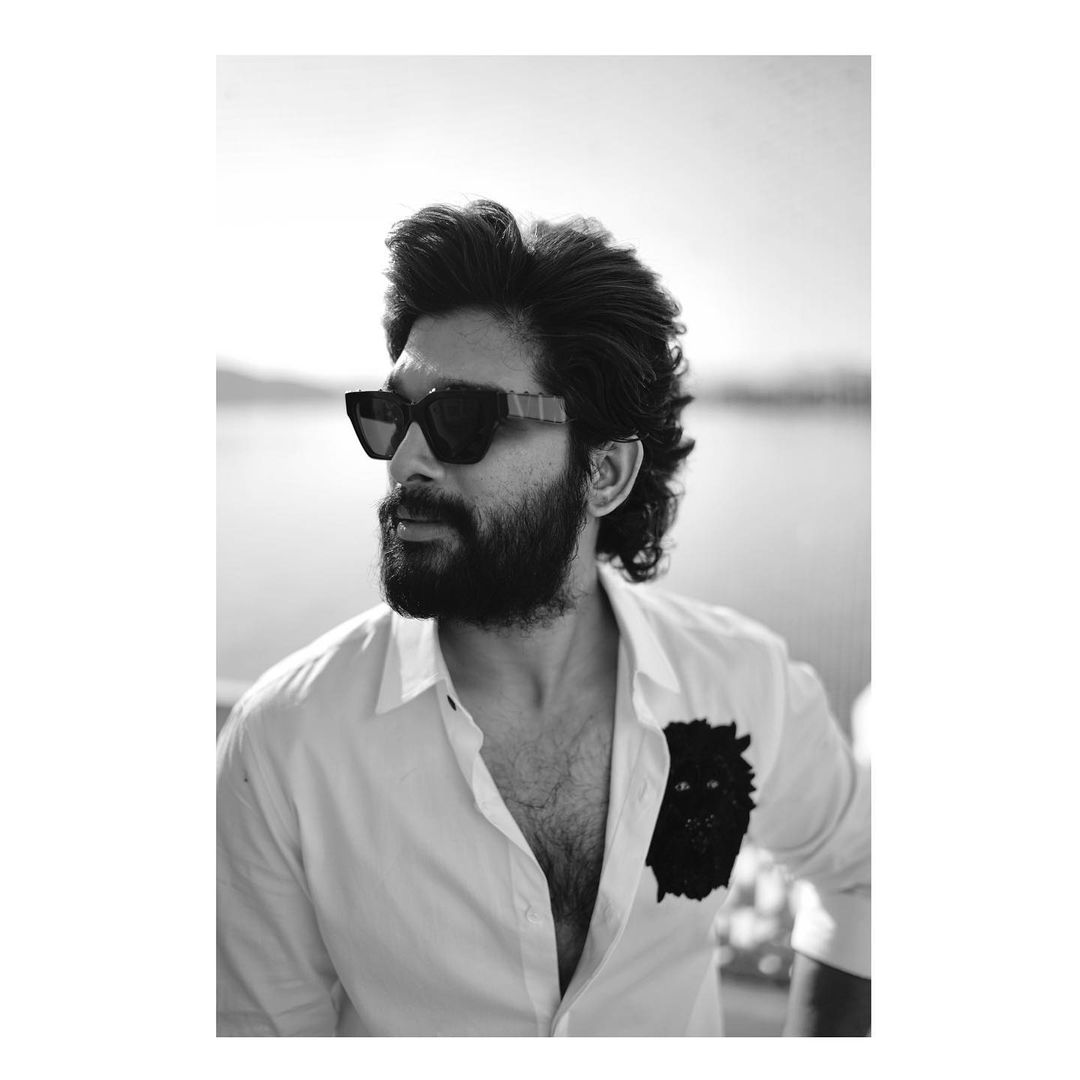 அல்லு அர்ஜுனின் நடனத்திற்கு ஒரு தனி ரசிகர் கூட்டமே உள்ளது என்று தான் கூற வேண்டும்.'அல வைகுந்தபுரமுலோ’ என்ற படத்தில் இடம்பெற்ற ‘புட்ட பொம்மா’ பாடல் உலகளவில் மிகப்பெரிய வெற்றிப் பெற்றது. அல்லு அர்ஜுனின் நடனத்திற்கு ஒரு தனி ரசிகர் கூட்டமே உள்ளது என்று தான் கூற வேண்டும்.'அல வைகுந்தபுரமுலோ’ என்ற படத்தில் இடம்பெற்ற ‘புட்ட பொம்மா’ பாடல் உலகளவில் மிகப்பெரிய வெற்றிப் பெற்றது.