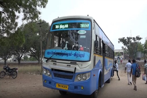 ஓடும் பேருந்தில் ரூ.5 லட்சம் மதிப்பிலான 30 கிலோ கஞ்சா கடத்தல்... கையும் களவுமாக பிடிப்பட்ட 2 பேர் போலீசாரிடம் ஒப்படைப்பு