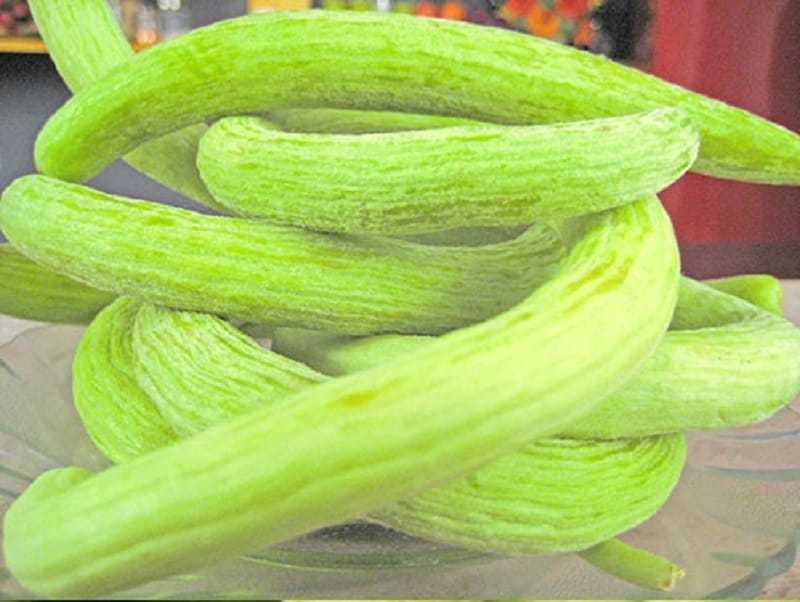நீர்ச்சத்தை சமநிலை செய்யும் : நம் உடல் 70% நீரால் ஆனது, இதை சமநிலையை செய்ய குறைந்தபட்சம் 3-5 லிட்டர் தண்ணீரைக் குடிக்க வேண்டும். நாம் போதுமான அளவு தண்ணீர் குடிக்கவில்லை என்றால், உடலில் உள்ள பி.எச் அளவு குறைந்து பின்னர் உடல்நலக் கோளாறுகளுக்கு வழிவகுக்கும். ஆர்மேனிய வெள்ளரிகளில் நீர்ச்சத்து அதிகமாக இருப்பதால் ஹைட்ரேட்டிங் செய்ய உதவுகிறது. எனவே தான் இது கோடைகாலத்தில் ஏழைகளின் நண்பன் என்று அழைக்கப்படுகிறது. நீர்ச்சத்தை சமநிலை செய்யும் : நம் உடல் 70% நீரால் ஆனது, இதை சமநிலையை செய்ய குறைந்தபட்சம் 3-5 லிட்டர் தண்ணீரைக் குடிக்க வேண்டும். நாம் போதுமான அளவு தண்ணீர் குடிக்கவில்லை என்றால், உடலில் உள்ள பி.எச் அளவு குறைந்து பின்னர் உடல்நலக் கோளாறுகளுக்கு வழிவகுக்கும். ஆர்மேனிய வெள்ளரிகளில் நீர்ச்சத்து அதிகமாக இருப்பதால் ஹைட்ரேட்டிங் செய்ய உதவுகிறது. எனவே தான் இது கோடைகாலத்தில் ஏழைகளின் நண்பன் என்று அழைக்கப்படுகிறது.