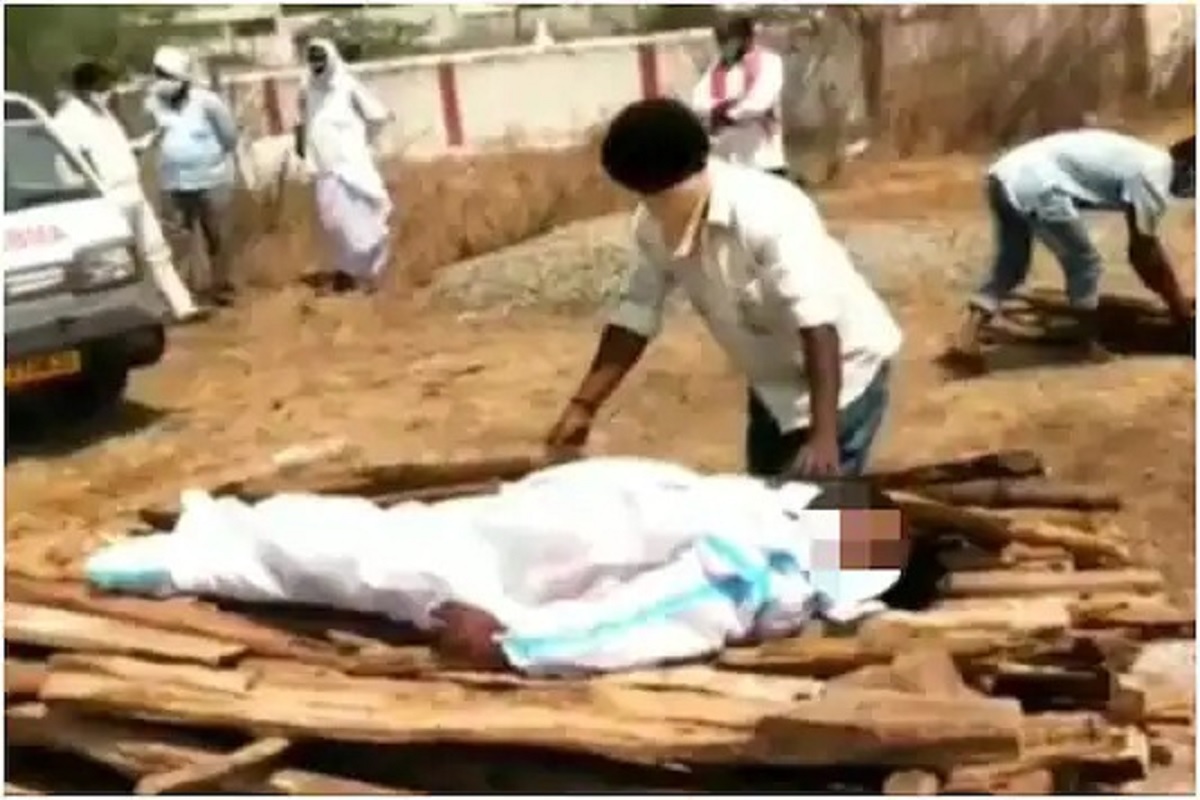 கொரோனாவால் இறந்த இந்துநபருக்கு இறுதிச்சடங்கு செய்த முஸ்லீம் சகோதரர்கள்