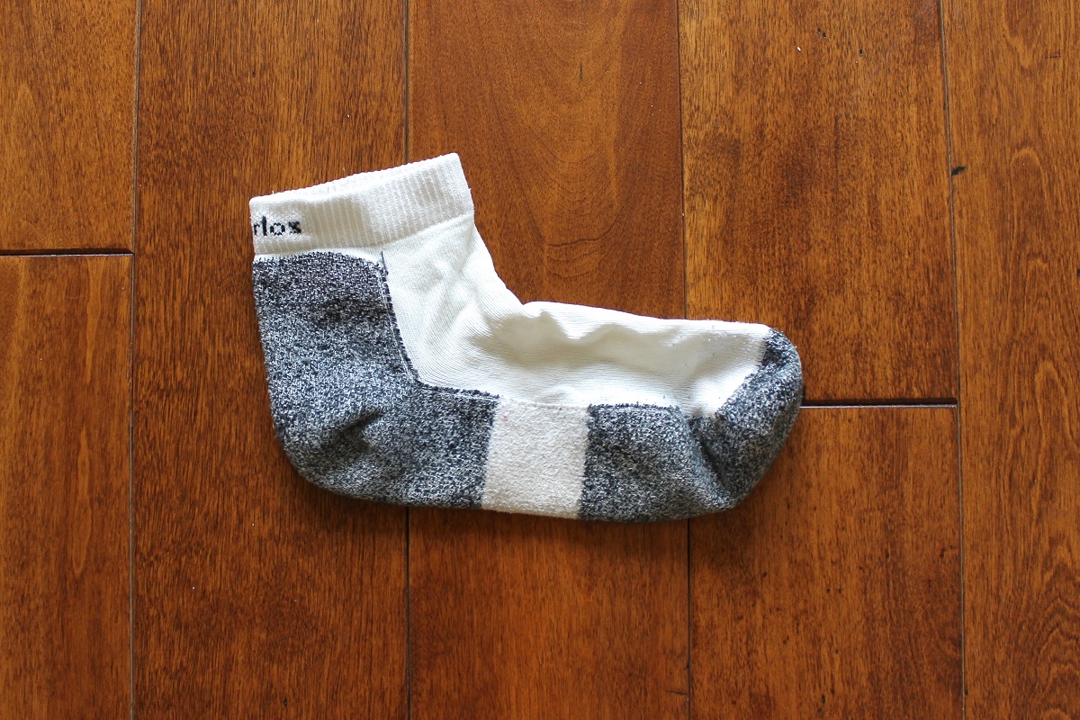  சாக்ஸ் ( Socks) : உங்களிடம் பழைய சாக்ஸ்கள் இருந்தால் அதனை தூக்கி எறிந்துவிட வேண்டாம். கிளீனிங் வேலை நடைபெறும் நாட்களில் சீலிங் பேன்களை சுத்தம் செய்ய உபயோகமாக இருக்கும். முதலில் பழைய சாக்ஸ் ஒன்றை எடுத்துகொள்ளுங்கள். அதனை நீரில் நனைத்த பிறகு சாக்ஸை சீலிங் பேனின் இறக்கை மீது வையுங்கள். சாக்ஸின் இரண்டு முனைகளையும், தங்களது இரு கைகளால் பிடித்துக்கொண்டு மெதுவாக தூசியை சுத்தப்படுத்துங்கள். சீக்கிரம் சீலிங் பேன் சுத்தமாகும்.