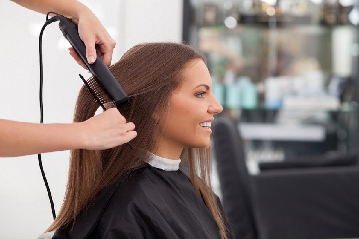  4. கூந்தல் வறட்சி (Dry Hair) : கெராடின் சிகிச்சையின் முக்கிய அங்கமாக ரசாயனங்கள் உள்ளன. உங்கள் தலைமுடி இந்த அனைத்து ரசாயனங்களுடனும் சிகிச்சையளிக்கப்படும் போது, அவை இயற்கையான எண்ணெய்களையும் ஈரப்பதத்தையும் இழக்கின்றன. இதனால் உங்கள் கூந்தல் மிகவும் வறண்டு காணப்படும்.