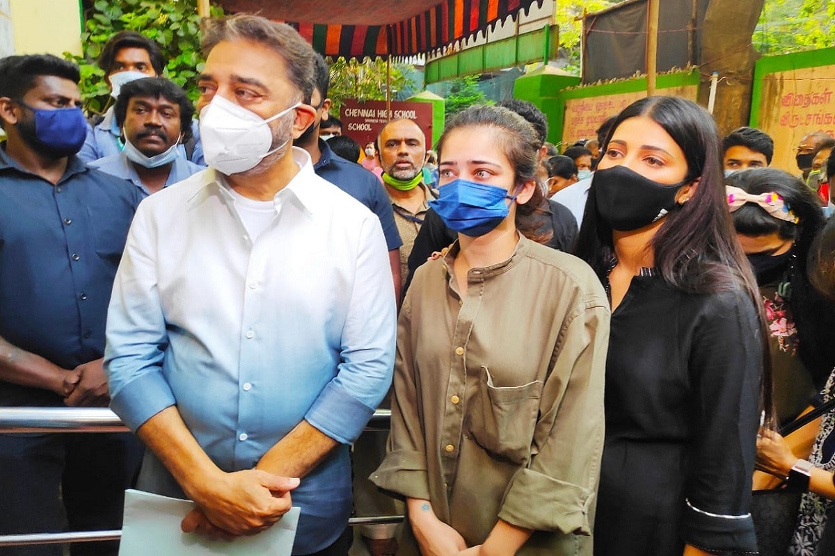மக்கள் நீதி மய்யம் தலைவரும் நடிகருமான கமல் தனது மகள்கள் ஸ்ருதிஹாசன் மற்றும் அக்ராஹாசன் உடன் வாக்களித்தார். மக்கள் நீதி மய்யம் தலைவரும் நடிகருமான கமல் தனது மகள்கள் ஸ்ருதிஹாசன் மற்றும் அக்ராஹாசன் உடன் வாக்களித்தார்.