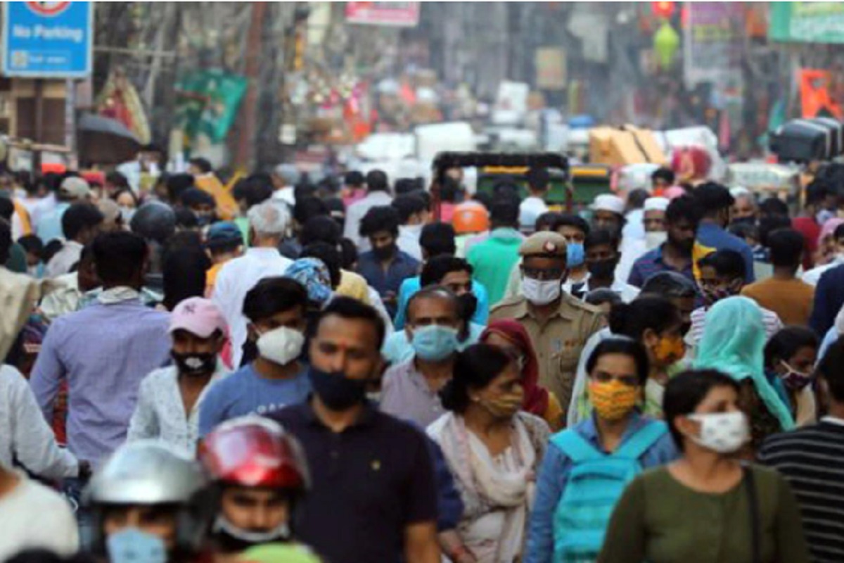 பல மாநிலங்கள் தங்கள் எல்லைக் கட்டுப்பாடுகளை நீக்கிவிட்டாலும்,பல நாடுகளின் எல்லைகள் திறக்கப்பட்டிருந்தாலும், நீங்கள் எங்கும் சுதந்திரமாக சுற்றலாம் என்பது அர்த்தமல்ல. அத்தியாவசியமற்ற பயணங்கள் மற்றும் தேவையற்ற சுற்றுப்பயணங்களை தவிர்ப்பது அவசியம். அத்தியாவசியம், அவசியம், அவசரம் என்பன போன்ற தேவைகளுக்கு மட்டுமே உங்கள் வீடுகளை விட்டு வெளியே செல்லுங்கள். மூன்றாவது COVID அலையை நோக்கி காத்திருக்கும் நாம் எப்போதும் விழிப்புணர்வுடன் இருப்பது அவசியம்.