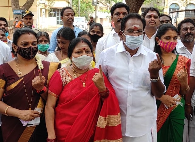 மதுரை தெற்கு தொகுதியில் உள்ள மீனாட்சி கல்லூரியில் அமைச்சர் செல்லூர் ராஜூ குடும்பத்துடன் வாக்களித்தார் மதுரை தெற்கு தொகுதியில் உள்ள மீனாட்சி கல்லூரியில் அமைச்சர் செல்லூர் ராஜூ குடும்பத்துடன் வாக்களித்தார்