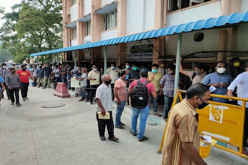 சென்னையில் ரெம்டெசிவிர் மருந்து வாங்க இரவு பகலாக வரிசையில் நிற்கும் மக்கள்