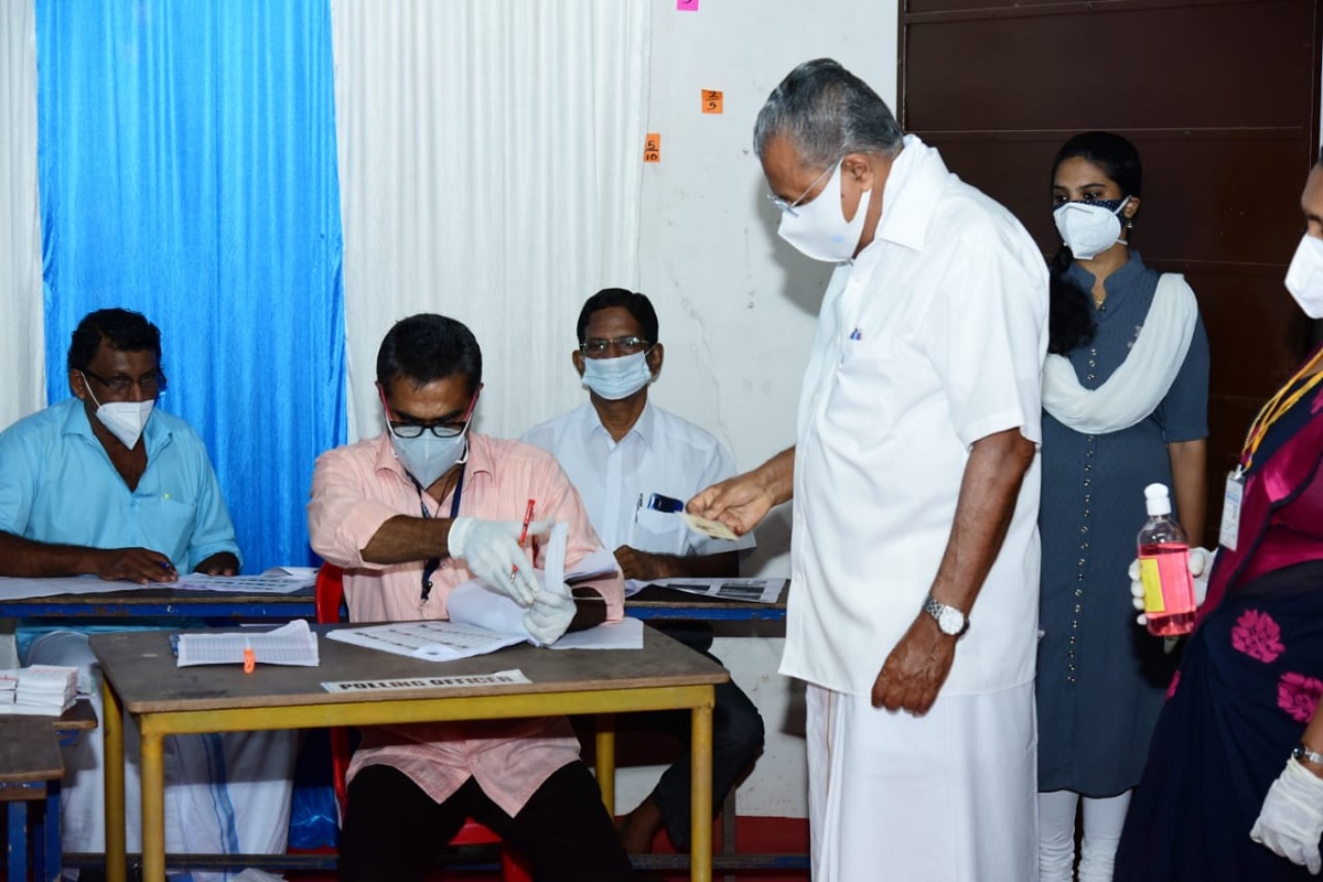 வாக்குப் பதிவு செய்த கேரள முதல்வர் பினராயி விஜயன்