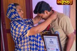 டாக்டர் பட்டம் பெற்ற மகனை ஆரத்தழுவிய தாய்