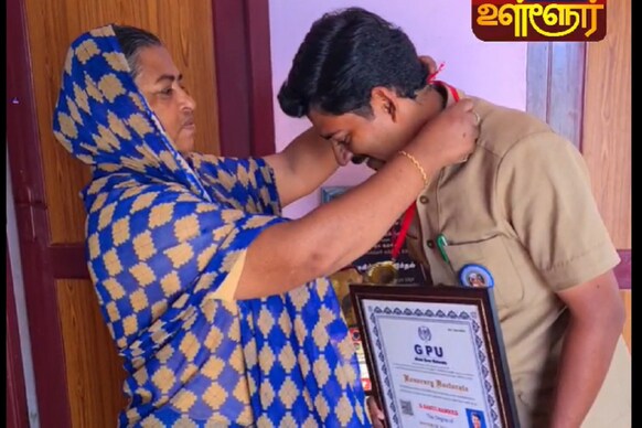 டாக்டர் பட்டம் பெற்ற மகனை ஆரத்தழுவிய தாய்