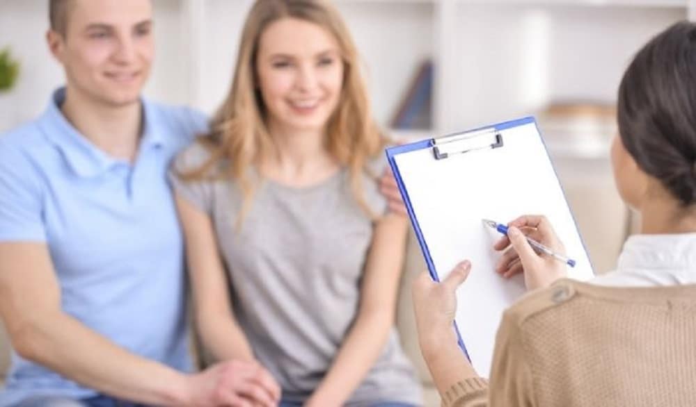  மேலும், குடும்ப உறுப்பினர்கள், பணியிடத்தில் பணியாற்றும் சக பணியாளர் உள்ளிட்ட எந்த உறவுக்கும் கவுன்சிலிங் பெற்றுக்கொள்ளலாம். கவுன்சிலிங் பெற விரும்புபவர்கள் இருவரும், கவுன்சிலிங் கொடுப்பவரின் முன் ஆஜராக வேண்டும். தங்களுக்கு இடையில் இருக்கும் பிரச்சனைகள் குறித்து மனம் திறந்து அவரிடம் தெரிவிக்க வேண்டும்.