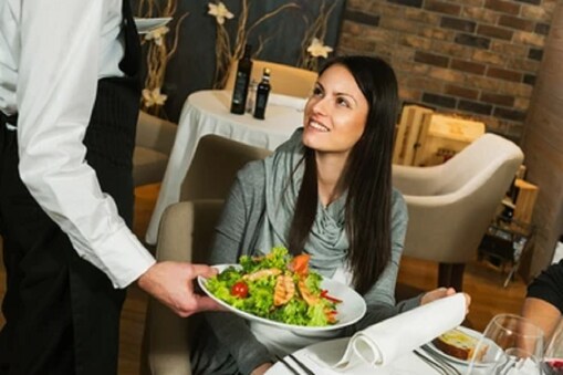 மாமியாரின் உடையில் தவறுதலாக கிரேவி கொட்டிய வெயிட்டர் - சந்தோஷத்தில் ரூ.5500 டிப்ஸ் கொடுத்த மருமகள்!