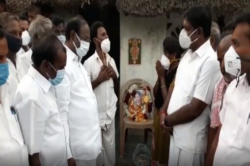 படுகொலை செய்யப்பட்ட இளம்பெண் சரஸ்வதி குடும்பத்தினரை சந்தித்து திமுகவினர் ஆறுதல் - தம்பி, தங்கை படிப்பு செலவை ஏற்றுக் கொள்வதாக உறுதி