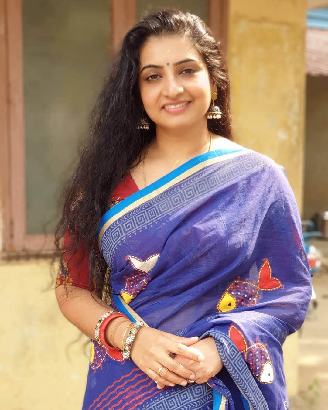 திரைப்படங்களைத் தொடர்ந்து சின்னத்திரையிலும் முன்னணி நாயகியாக ஜொலித்து வரும் சுஜிதா, தற்போது பாண்டியன் ஸ்டோர்ஸ் தொடரில் தனம் என்ற கேரக்டரில் நடித்து வருகிறார். திரைப்படங்களைத் தொடர்ந்து சின்னத்திரையிலும் முன்னணி நாயகியாக ஜொலித்து வரும் சுஜிதா, தற்போது பாண்டியன் ஸ்டோர்ஸ் தொடரில் தனம் என்ற கேரக்டரில் நடித்து வருகிறார்.