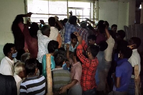 கொரோனா விதிகளை மறந்து டாஸ்மாக் கடையில் அலைமோதிய குடிமகன்கள்!