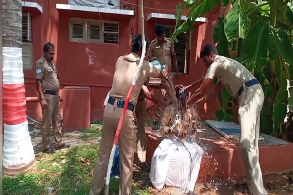 காவல் நிலையம் முன்பு தற்கொலைக்கு முயன்ற நபரால் பரபரப்பு! காவல் நிலையம் முன்பு தற்கொலைக்கு முயன்ற நபரால் பரபரப்பு!