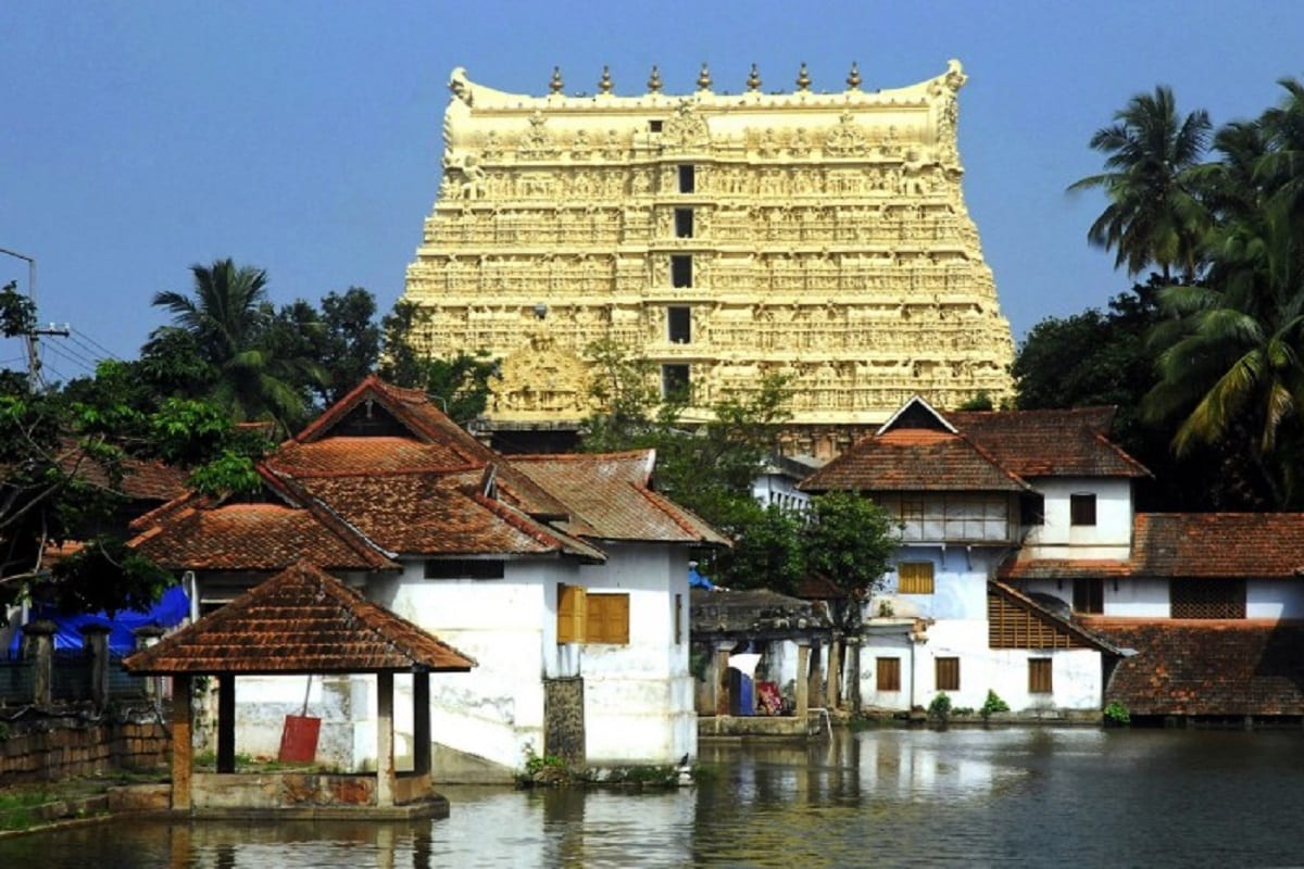 இந்தியாவில் சுற்றி பார்க்க ஏராளமான இயற்கை எழில் மிக்க பல இடங்கள் இருந்தாலும் கேரளா மாநிலத்திற்கென்று ஒரு தனி இடம் உண்டு. நீங்கள் ஒரு சுற்றுலாப்பிரியர் எனறால் நிச்சயம் தவறவிட கூடாத சுற்றுலா மாநிலம் கேரளா. கடவுளின் தேசம் என்றும் வர்ணிக்கப்படும் கேரளாவின் பசுமையும், வெள்ளியை உருக்கி கலந்து போல ஓடும் நதிகள் மற்றும் ஆறுகளும் மனதை கொள்ளை கொள்ளும். வறட்சியின்றி எப்போதும் செழிப்புடன் காணப்படும் கேரளாவில் பல முக்கிய நகரங்கள் உள்ளன. அதில் ஒன்று தான் அம்மாநிலத்தின் தலைநகரான திருவனந்தபுரம். இந்தியாவில் சுற்றி பார்க்க ஏராளமான இயற்கை எழில் மிக்க பல இடங்கள் இருந்தாலும் கேரளா மாநிலத்திற்கென்று ஒரு தனி இடம் உண்டு. நீங்கள் ஒரு சுற்றுலாப்பிரியர் எனறால் நிச்சயம் தவறவிட கூடாத சுற்றுலா மாநிலம் கேரளா. கடவுளின் தேசம் என்றும் வர்ணிக்கப்படும் கேரளாவின் பசுமையும், வெள்ளியை உருக்கி கலந்து போல ஓடும் நதிகள் மற்றும் ஆறுகளும் மனதை கொள்ளை கொள்ளும். வறட்சியின்றி எப்போதும் செழிப்புடன் காணப்படும் கேரளாவில் பல முக்கிய நகரங்கள் உள்ளன. அதில் ஒன்று தான் அம்மாநிலத்தின் தலைநகரான திருவனந்தபுரம்.
