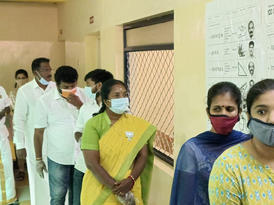 கோவை தெற்கு தொகுதி பாஜக வேட்பாளர் வானதி சீனிவாசன், டாடாபாத் பகுதியில் உள்ள காமராசர் மெட்ரிகுலேசன் பள்ளியில் வரிசையில் நின்று வாக்களித்தார். கோவை தெற்கு தொகுதி பாஜக வேட்பாளர் வானதி சீனிவாசன், டாடாபாத் பகுதியில் உள்ள காமராசர் மெட்ரிகுலேசன் பள்ளியில் வரிசையில் நின்று வாக்களித்தார்.