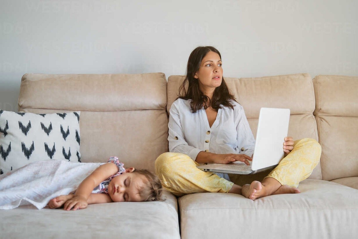  அலுவலகத்தில் டேபிள், சேர் சகிதம் நிமிர்ந்து நேராக உட்கார்ந்து வேலைகளை செய்தது போய், பலரும் தங்கள் வசதிக்கு ஏற்றவாறு லேப்டாப்பை வைத்து கொண்டு சோஃபா அல்லது மெத்தையில் அமர்ந்து கொண்டோ அல்லது படுத்து கொண்டோ வேலை பார்க்கின்றனர். ஆனால் சோஃபா போன்ற படுப்பதற்கு வசதியான ஃபர்னிச்சர்கள் அல்லது மெத்தையை எப்போதும் ஒரு தற்காலிக வீட்டு அலுவலகமாக மாற்றி கொண்டு வேலை பார்ப்பது மன மற்றும் உடல் நலத்திற்கு கடுமையான பாதிப்பை ஏற்படுத்த கூடும் என்று நிபுணர்கள் எச்சரிக்கின்றனர். நாள் முழுவதும் ஒரே நிலையில் அமர்ந்திருப்பது பொதுவாக ஆரோக்கியத்திற்கு மோசமானது. படுக்கையில் இருந்து கொண்டே அலுவலக வேலைகளை செய்யும்போது ஏற்பட கூடிய அபாயங்கள் பற்றி தெரிந்து கொள்ளுங்கள்.