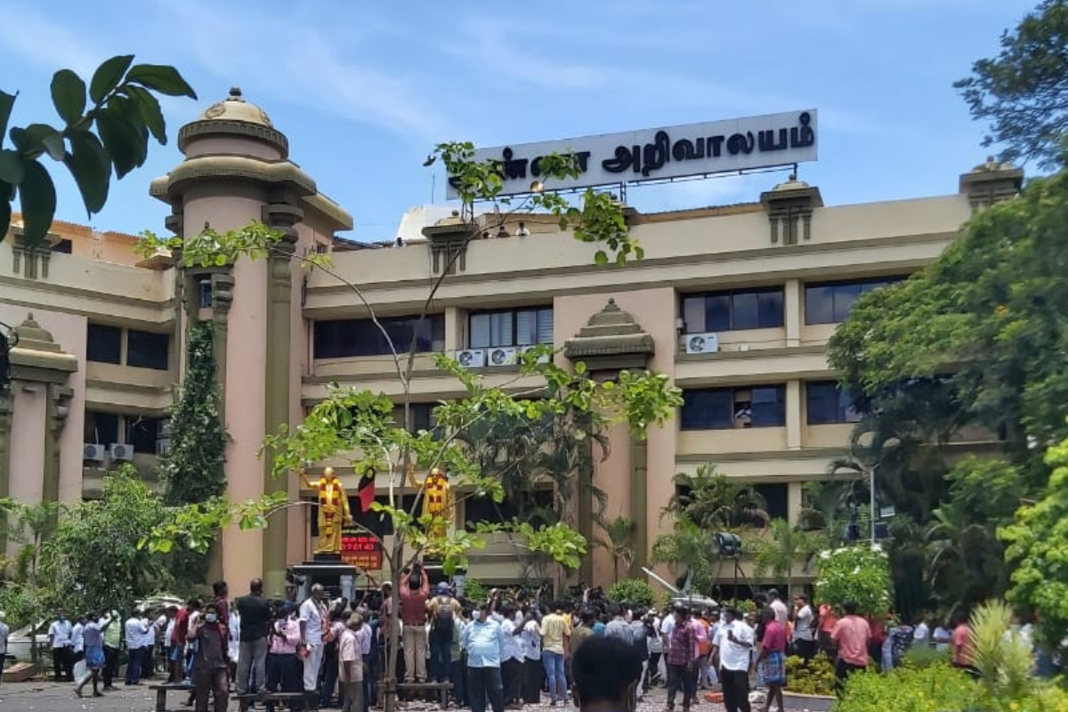 உற்சாகத்தில் கொண்டாடிய திமுக தொண்டர்கள்- போலீஸ் இன்ஸ்பெக்டர் சஸ்பெண்ட்