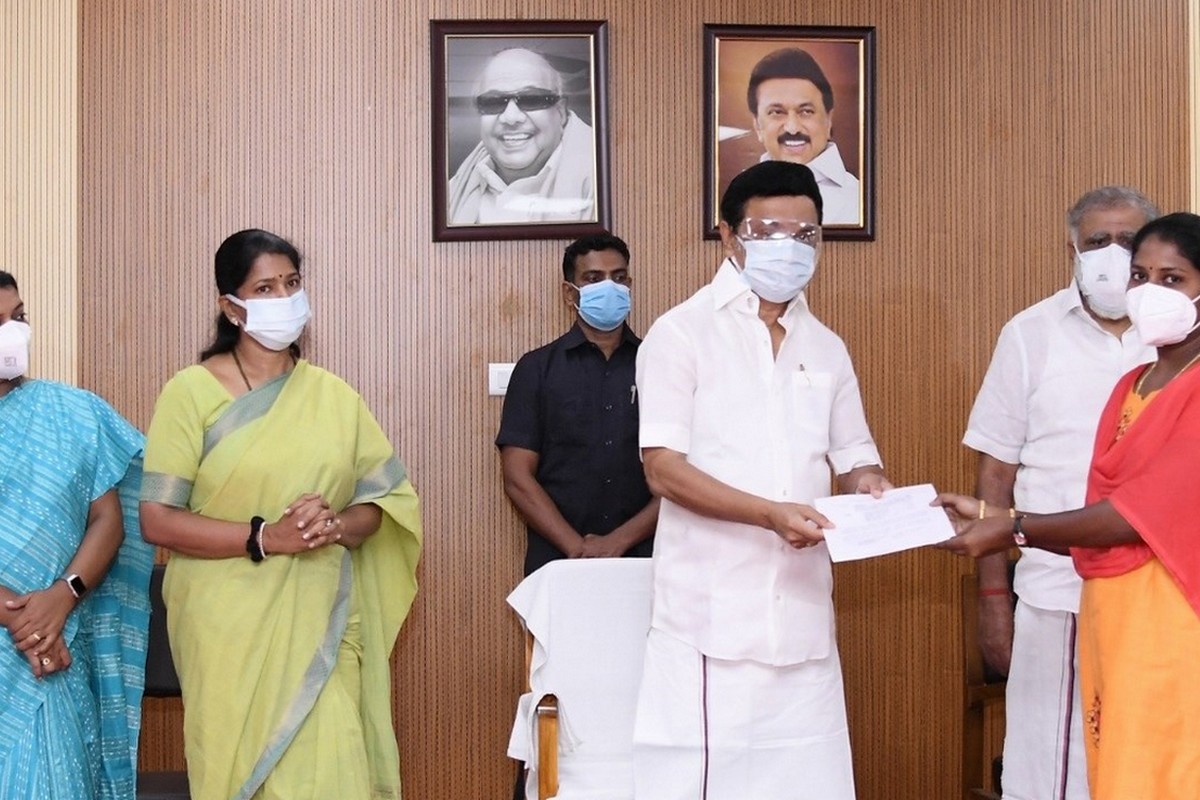 மு.க.ஸ்டாலின் பணிநியமன ஆணை வழங்கினார்