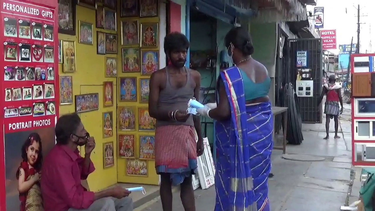  சாலை ஓரங்களில் இருப்பவர்களுக்கும் சாலையில் செல்பவர்களுக்கும் முகக்கவசம்  வழங்கும் திருநங்கைகள்