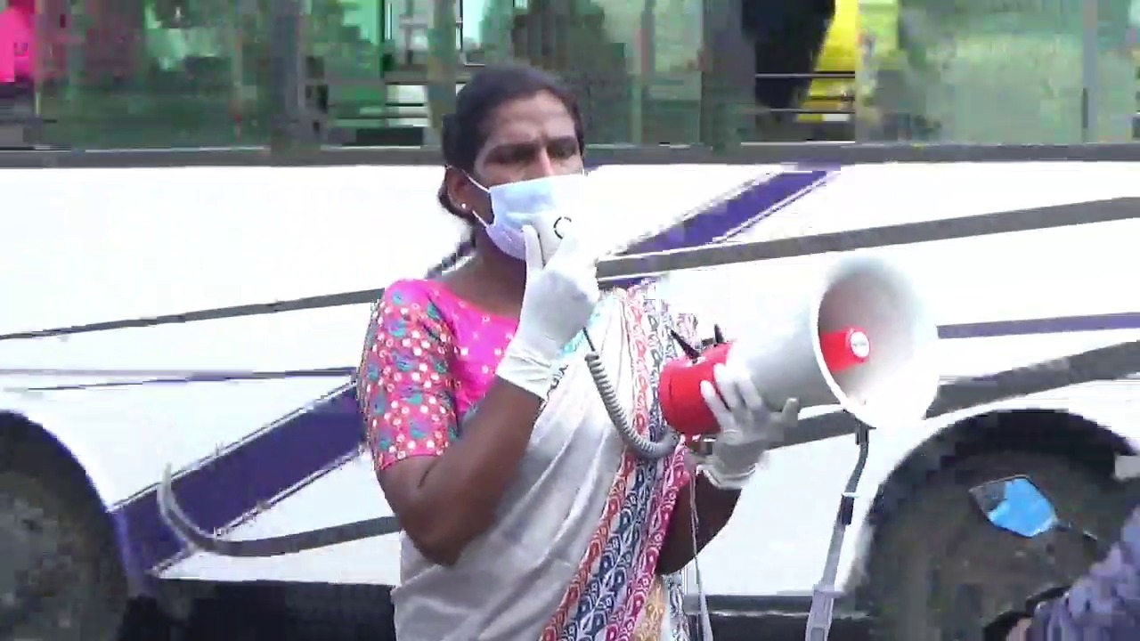  முகக்கவசம் அணிவது கட்டாயம் என்று அவர்கள் வலியுறுத்தினர்.