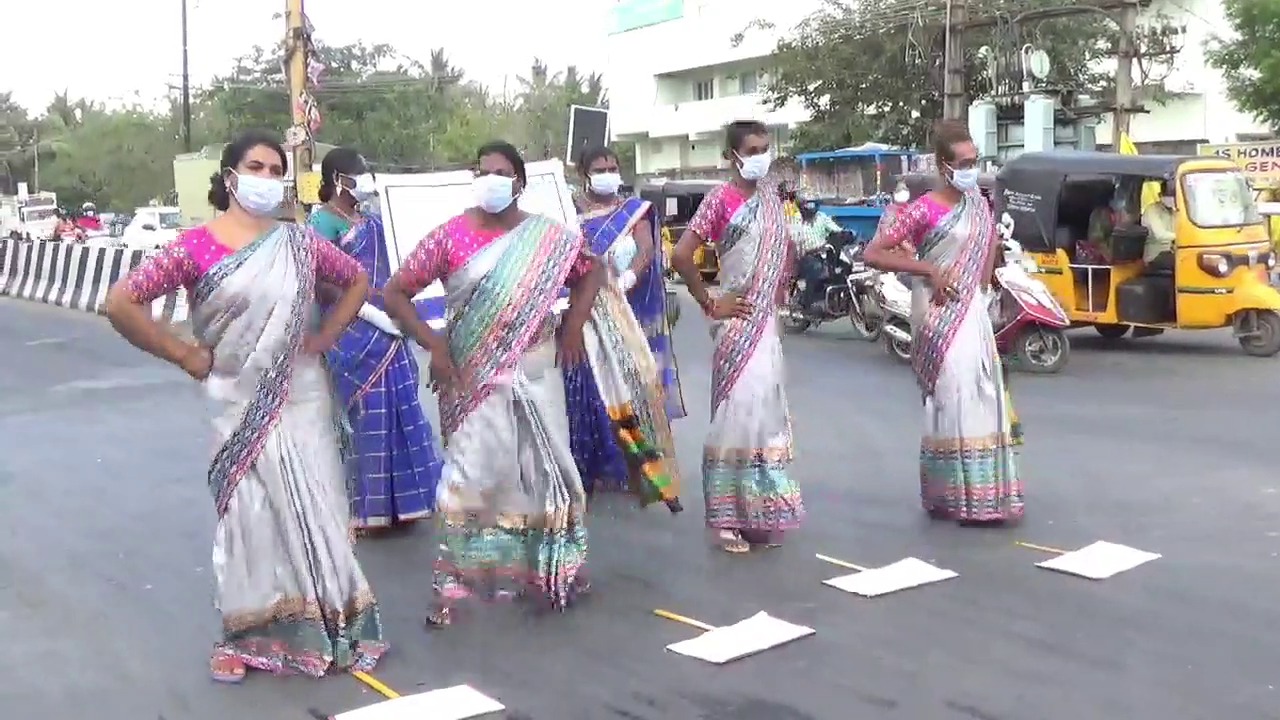  சாலையில் விழிப்புணர்வுக்காக நடமாடும் திருநங்கைகள்