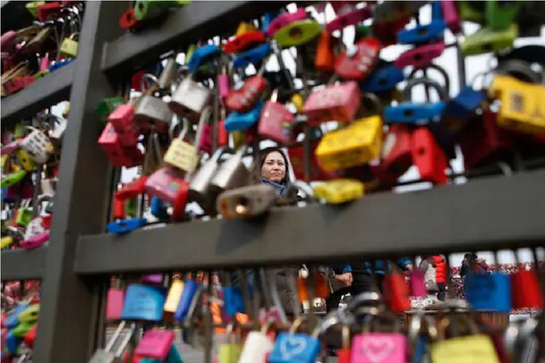 காதலின் நினைவு.. லவ் லாக்கை உடைக்க 10000 கிமீ  பயணம் மேற்கொண்ட பெண்